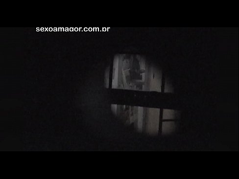 ❤️ Blondīnīte tiek slepeni filmēta ar kaimiņu vuajeru, kurš slēpjas aiz dobiem ķieģeļiem ❤️ Seks video pie mums ❌️