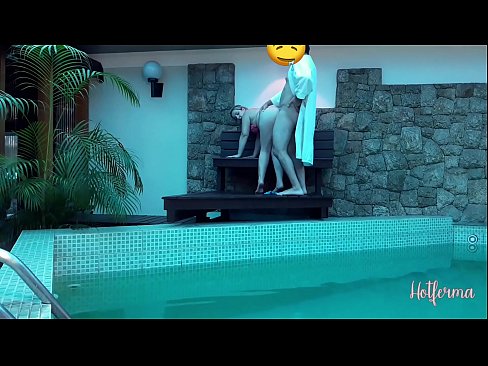 ❤️ Boss uzaicina kalponi uz baseinu, bet nevarēja pretoties karstu ❤️ Seks video pie mums ❌️